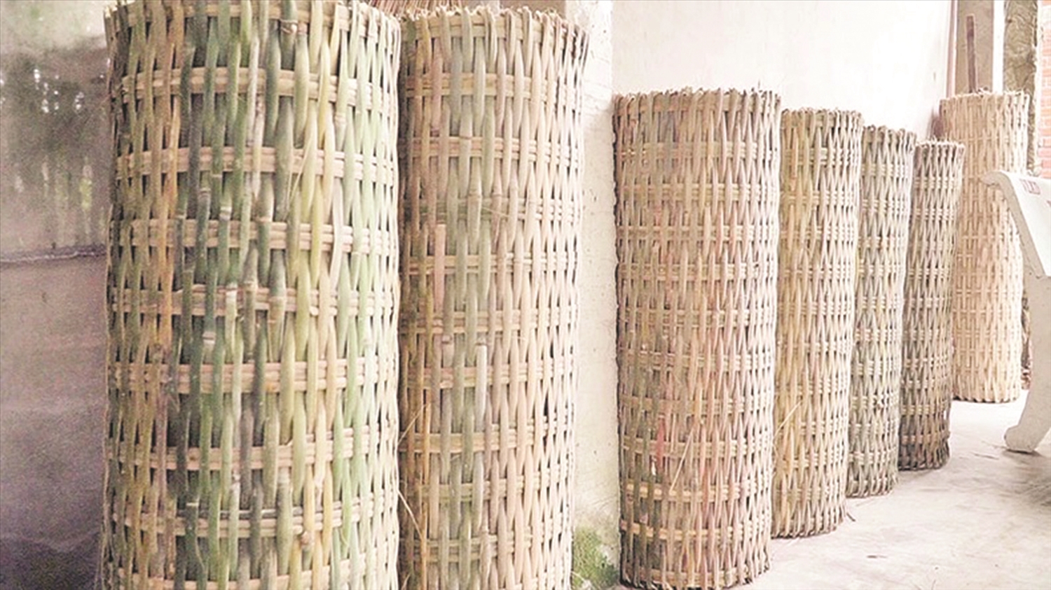 Những nan tre và những tấm mê bồ kích cỡ khác nhau được hoàn thiện bởi những người thợ yêu nghề Những nan tre và những tấm mê bồ kích cỡ khác nhau được hoàn thiện bởi những người thợ yêu nghề