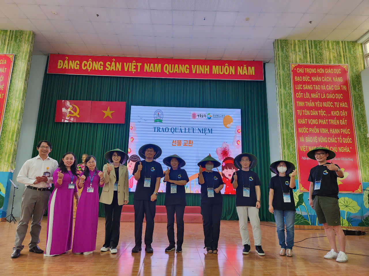 Học sinh TP.HCM nhảy 'APT.' tưng bừng cùng học sinh Hàn Quốc- Ảnh 5. Học sinh TP.HCM nhảy 'APT.' tưng bừng cùng học sinh Hàn Quốc- Ảnh 5.