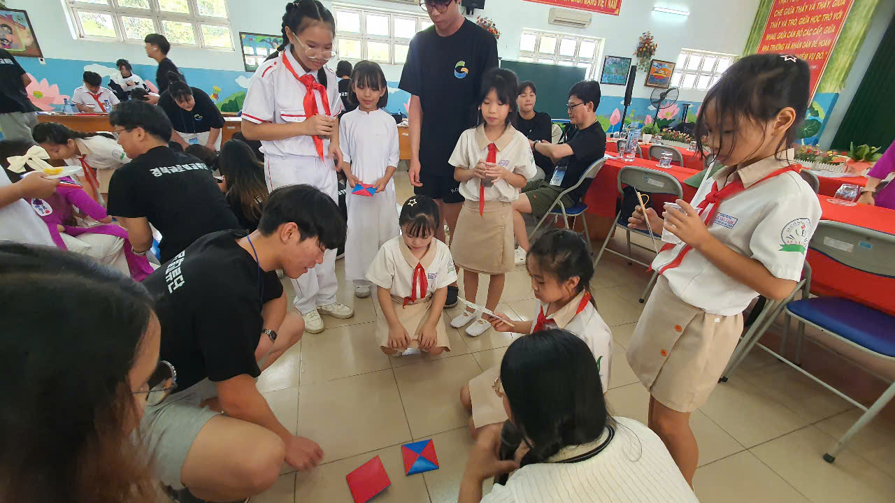 Học sinh TP.HCM nhảy 'APT.' tưng bừng cùng học sinh Hàn Quốc- Ảnh 7. Học sinh TP.HCM nhảy 'APT.' tưng bừng cùng học sinh Hàn Quốc- Ảnh 7.