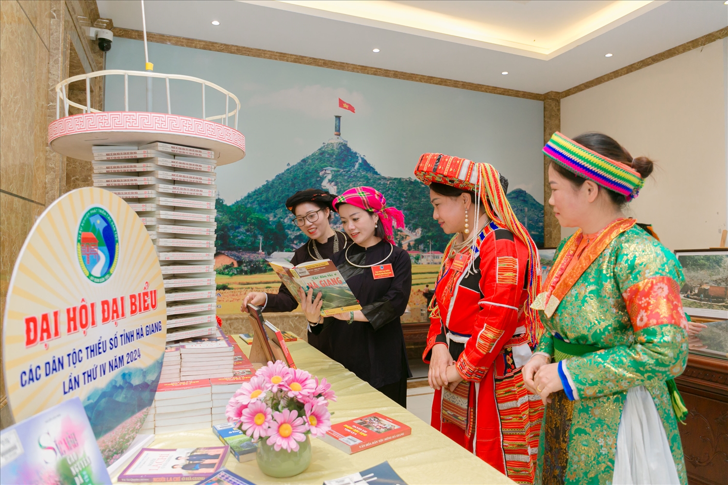 Bảo vệ, phát huy bản sắc văn hóa dân tộc các dân tộc tỉnh Hà Giang là nhiệm vụ quan trọng hiện nay Bảo vệ, phát huy bản sắc văn hóa dân tộc các dân tộc tỉnh Hà Giang là nhiệm vụ quan trọng hiện nay