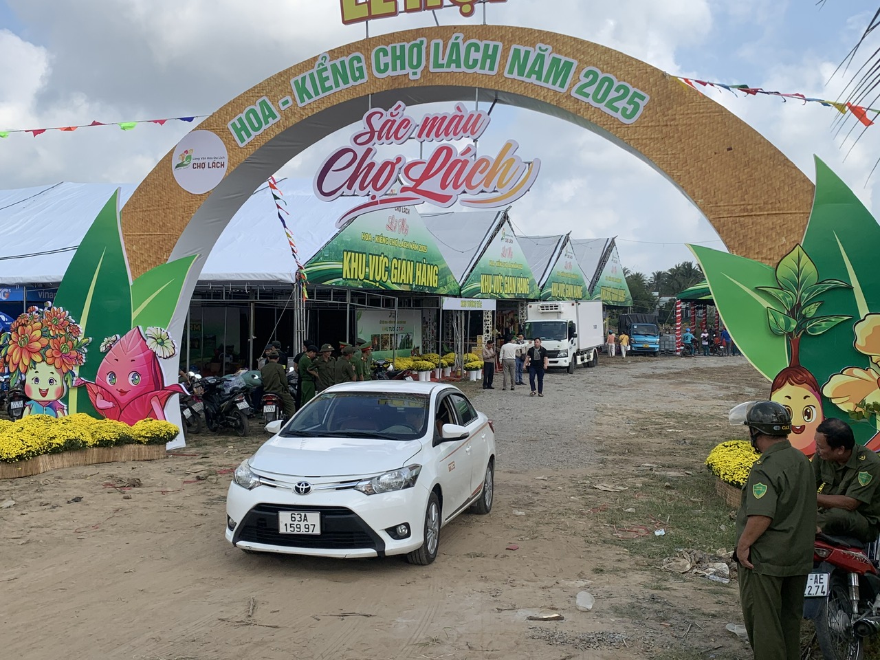 Lễ hội lần đầu tổ chức tại Bến Tre với tuyến đường hoa dài nhất Việt Nam- Ảnh 2. Lễ hội lần đầu tổ chức tại Bến Tre với tuyến đường hoa dài nhất Việt Nam- Ảnh 2.