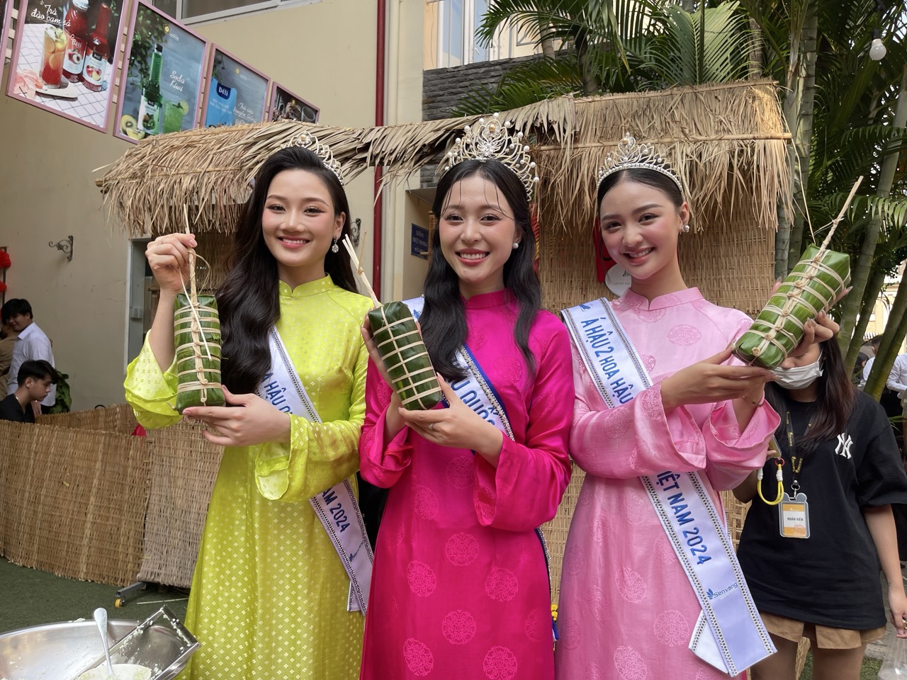 Hoa hậu Kiều Duy cùng 2 á hậu Quốc gia Việt Nam trải nghiệm... gói bánh tét- Ảnh 2. Hoa hậu Kiều Duy cùng 2 á hậu Quốc gia Việt Nam trải nghiệm... gói bánh tét- Ảnh 2.