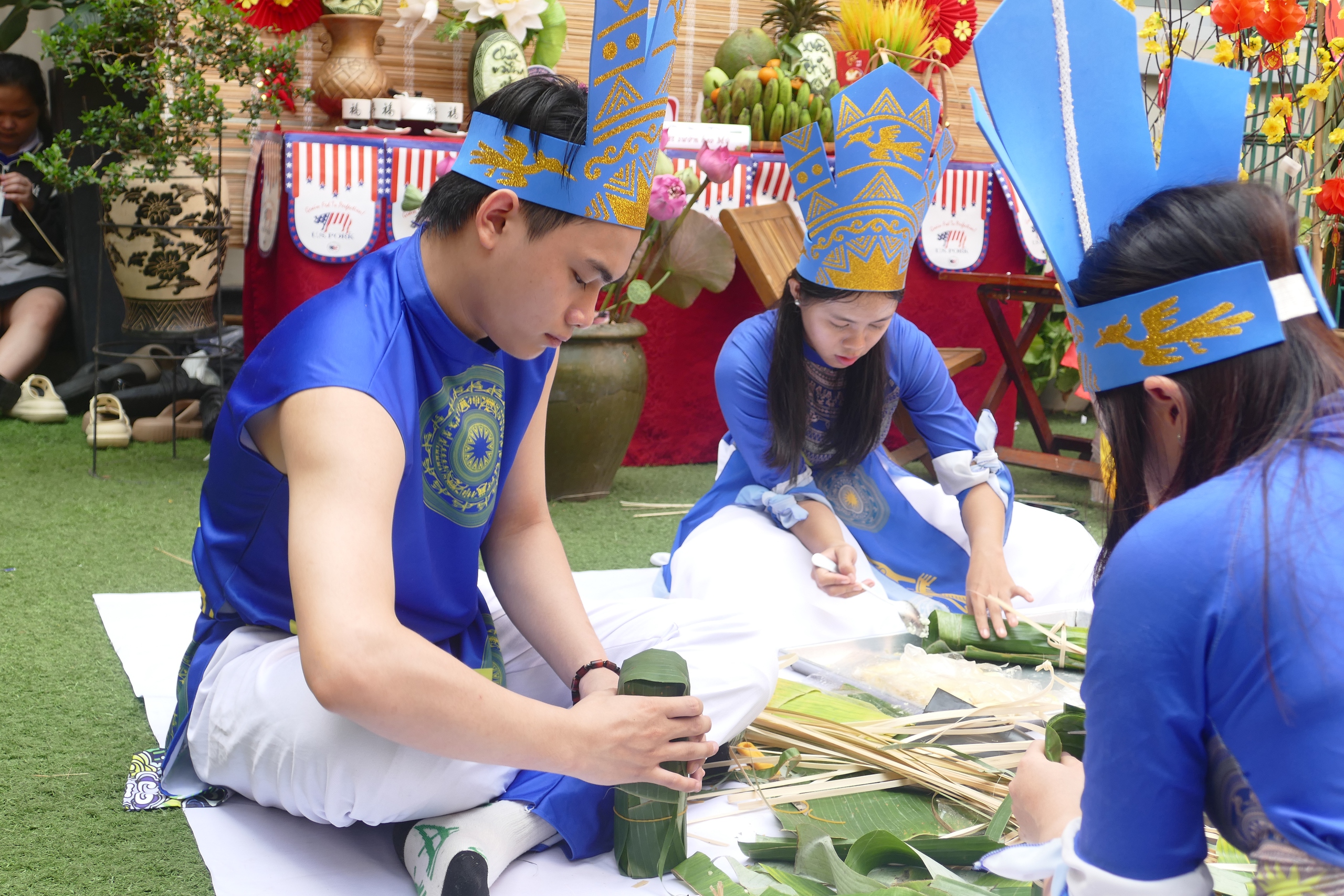 Hoa hậu Kiều Duy cùng 2 á hậu Quốc gia Việt Nam trải nghiệm... gói bánh tét- Ảnh 3. Hoa hậu Kiều Duy cùng 2 á hậu Quốc gia Việt Nam trải nghiệm... gói bánh tét- Ảnh 3.