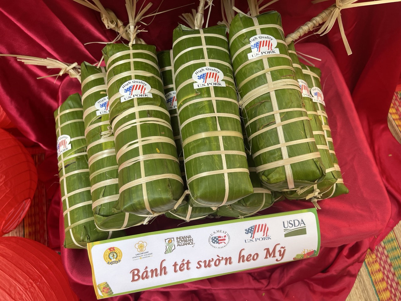 Hoa hậu Kiều Duy cùng 2 á hậu Quốc gia Việt Nam trải nghiệm... gói bánh tét- Ảnh 4. Hoa hậu Kiều Duy cùng 2 á hậu Quốc gia Việt Nam trải nghiệm... gói bánh tét- Ảnh 4.