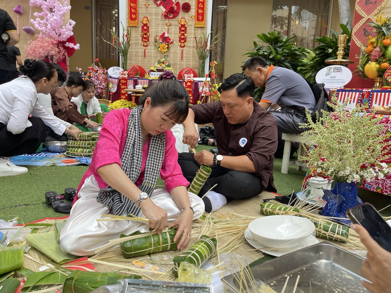 Hoa hậu Kiều Duy cùng 2 á hậu Quốc gia Việt Nam trải nghiệm... gói bánh tét- Ảnh 6. Hoa hậu Kiều Duy cùng 2 á hậu Quốc gia Việt Nam trải nghiệm... gói bánh tét- Ảnh 6.