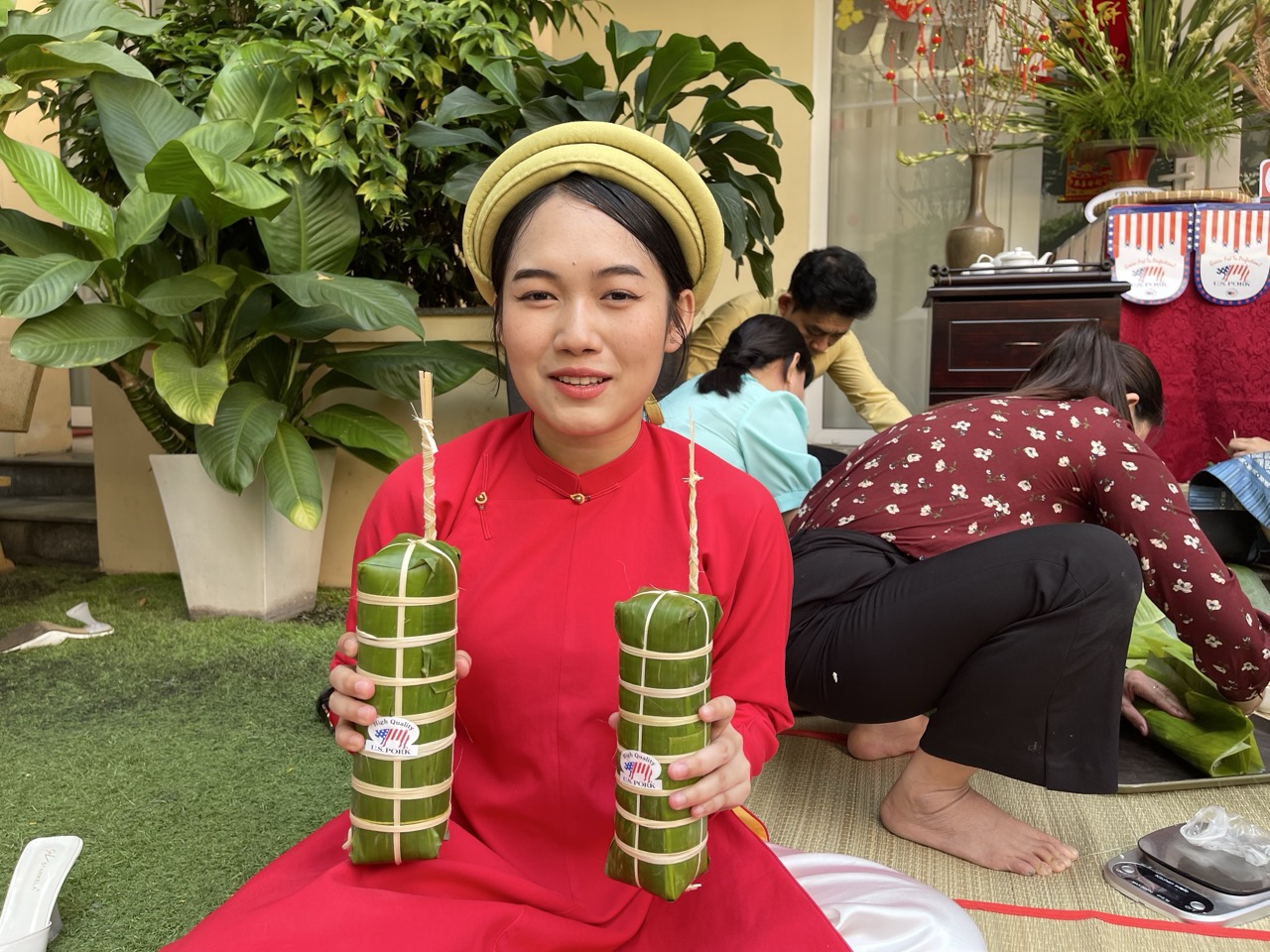 Hoa hậu Kiều Duy cùng 2 á hậu Quốc gia Việt Nam trải nghiệm... gói bánh tét- Ảnh 8. Hoa hậu Kiều Duy cùng 2 á hậu Quốc gia Việt Nam trải nghiệm... gói bánh tét- Ảnh 8.
