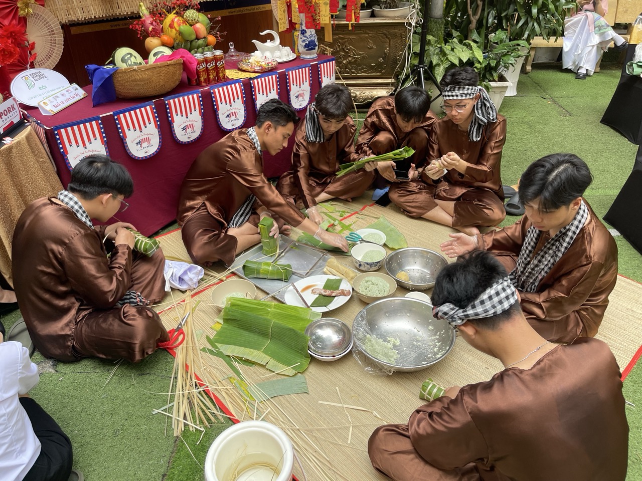 Hoa hậu Kiều Duy cùng 2 á hậu Quốc gia Việt Nam trải nghiệm... gói bánh tét- Ảnh 10. Hoa hậu Kiều Duy cùng 2 á hậu Quốc gia Việt Nam trải nghiệm... gói bánh tét- Ảnh 10.