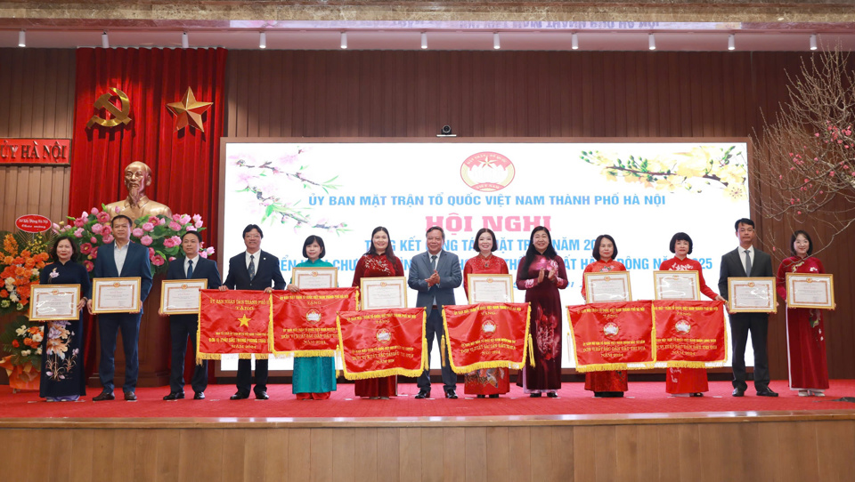 Phó Bí thư Thường trực Thành ủy Nguyễn Văn Phong và Chủ tịch Ủy ban Mặt trận Tổ quốc Việt Nam TP Hà Nội Nguyễn Lan Hương trao Cờ, Bằng khen của Ban Thường vụ Thành ủy cho 11 đơn vị hoàn thành xuất sắc nhiệm vụ công tác Mặt trận năm 2024