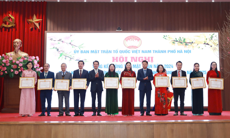 Trưởng Ban Tổ chức Thành ủy Hà Nội Vũ Đức Bảo và Chủ nhiệm UBKT Thành ủy Hà Nội Hoàng Trọng Quyết trao Bằng khen của Ban Thường vụ Thành ủy cho các tập thể có thành tích xuất sắc trong công tác và các đợt thi đua năm 2024