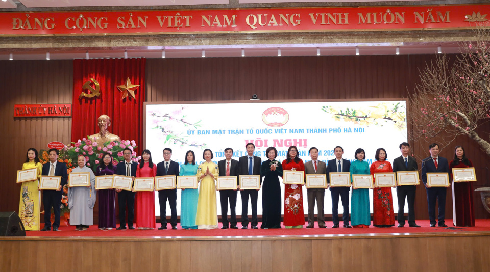 Các cá nhân có thành tích xuất sắc trong công tác và các đợt thi đua năm 2024 được trao tặng Bằng khen của Chủ tịch UBND TP Hà Nội