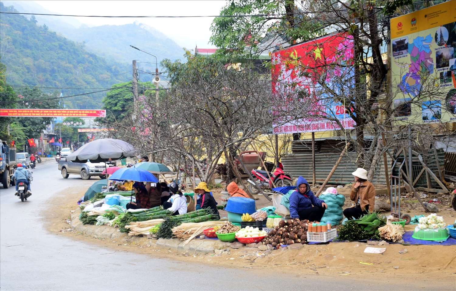 "Lộc rừng" được người dân bày bán nơi phố núi Mường Xén - Kỳ Sơn "Lộc rừng" được người dân bày bán nơi phố núi Mường Xén - Kỳ Sơn