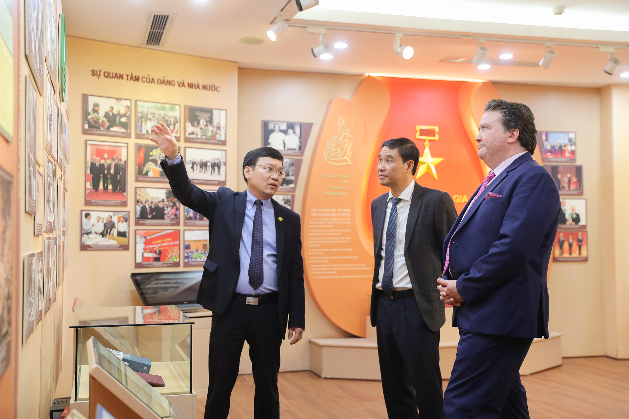 Đại sứ Marc Knapper nói chuyện với sinh viên: Chúng ta sẽ gieo trồng gì cho tương lai Việt - Mỹ?- Ảnh 8. Đại sứ Marc Knapper nói chuyện với sinh viên: Chúng ta sẽ gieo trồng gì cho tương lai Việt - Mỹ?- Ảnh 8.