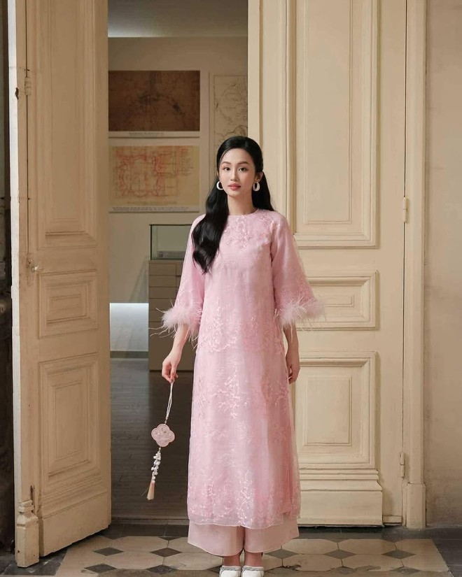 Áo dài cách điệu không thể ‘vắng bóng’ trong những ngày tết- Ảnh 4. Áo dài cách điệu không thể ‘vắng bóng’ trong những ngày tết- Ảnh 4.