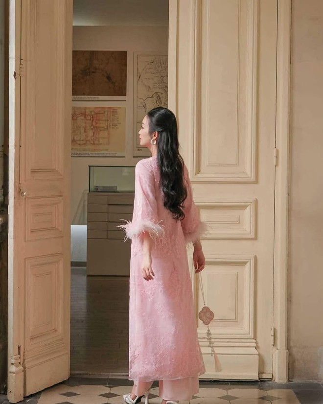 Áo dài cách điệu không thể ‘vắng bóng’ trong những ngày tết- Ảnh 5. Áo dài cách điệu không thể ‘vắng bóng’ trong những ngày tết- Ảnh 5.