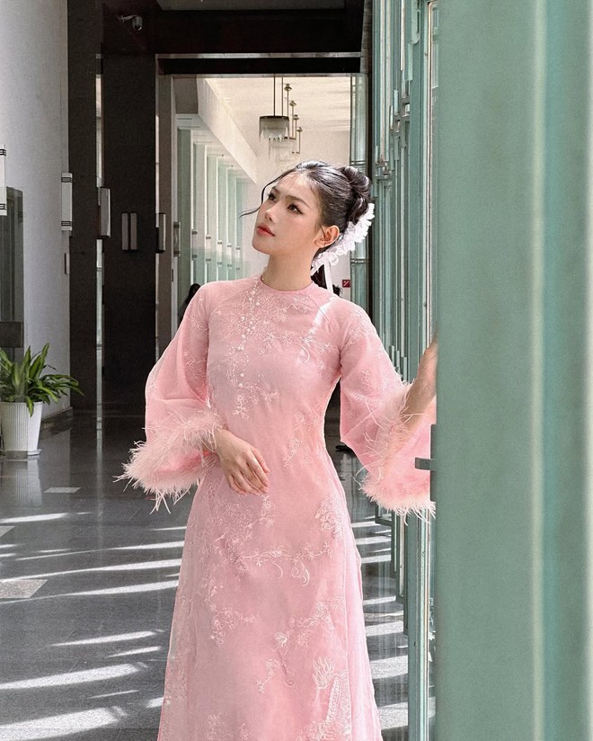 Áo dài cách điệu không thể ‘vắng bóng’ trong những ngày tết- Ảnh 9. Áo dài cách điệu không thể ‘vắng bóng’ trong những ngày tết- Ảnh 9.