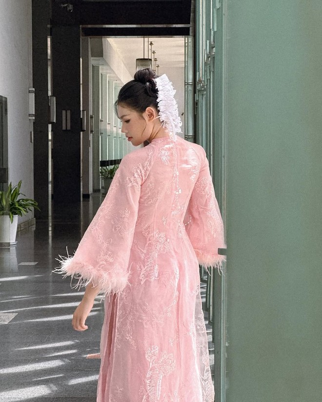 Áo dài cách điệu không thể ‘vắng bóng’ trong những ngày tết- Ảnh 10. Áo dài cách điệu không thể ‘vắng bóng’ trong những ngày tết- Ảnh 10.