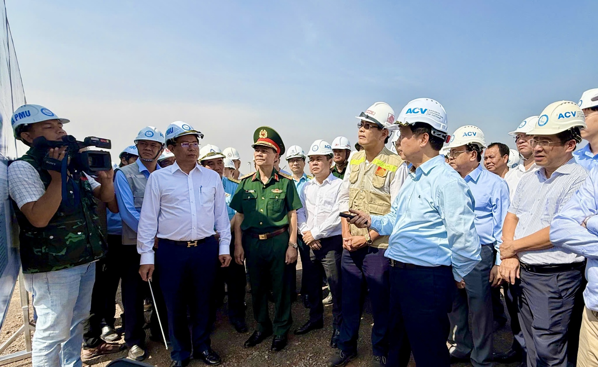Phó thủ tướng Trần Hồng Hà thăm, tặng quà công nhân, người dân tại Long Thành- Ảnh 2. Phó thủ tướng Trần Hồng Hà thăm, tặng quà công nhân, người dân tại Long Thành- Ảnh 2.