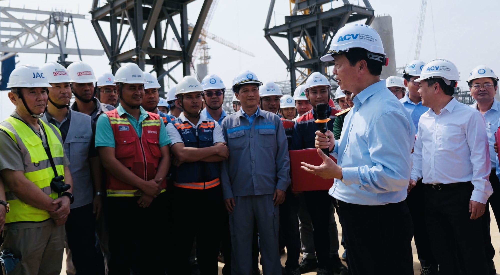 Phó thủ tướng Trần Hồng Hà thăm, tặng quà công nhân, người dân tại Long Thành- Ảnh 3. Phó thủ tướng Trần Hồng Hà thăm, tặng quà công nhân, người dân tại Long Thành- Ảnh 3.