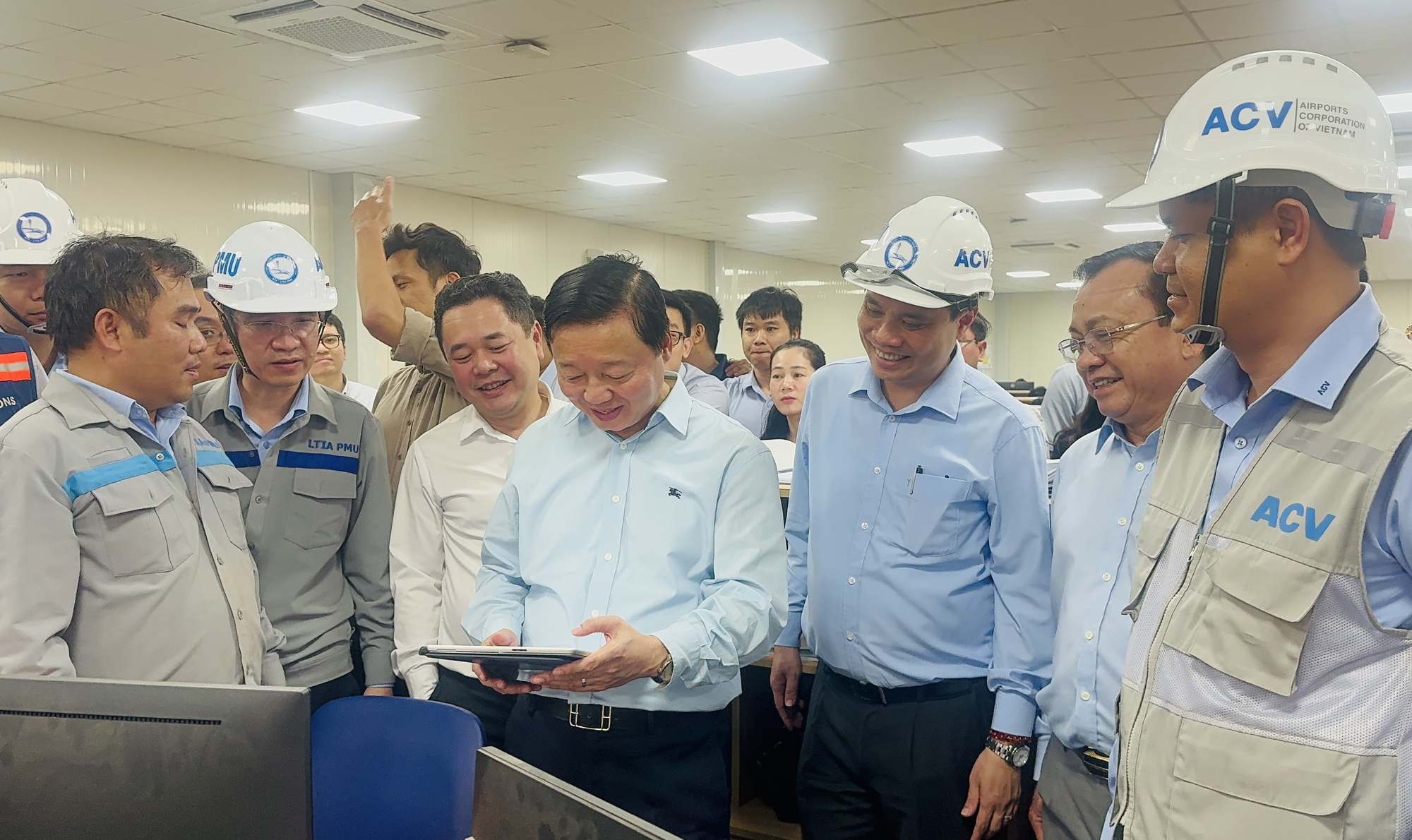Phó thủ tướng Trần Hồng Hà thăm, tặng quà công nhân, người dân tại Long Thành- Ảnh 4. Phó thủ tướng Trần Hồng Hà thăm, tặng quà công nhân, người dân tại Long Thành- Ảnh 4.