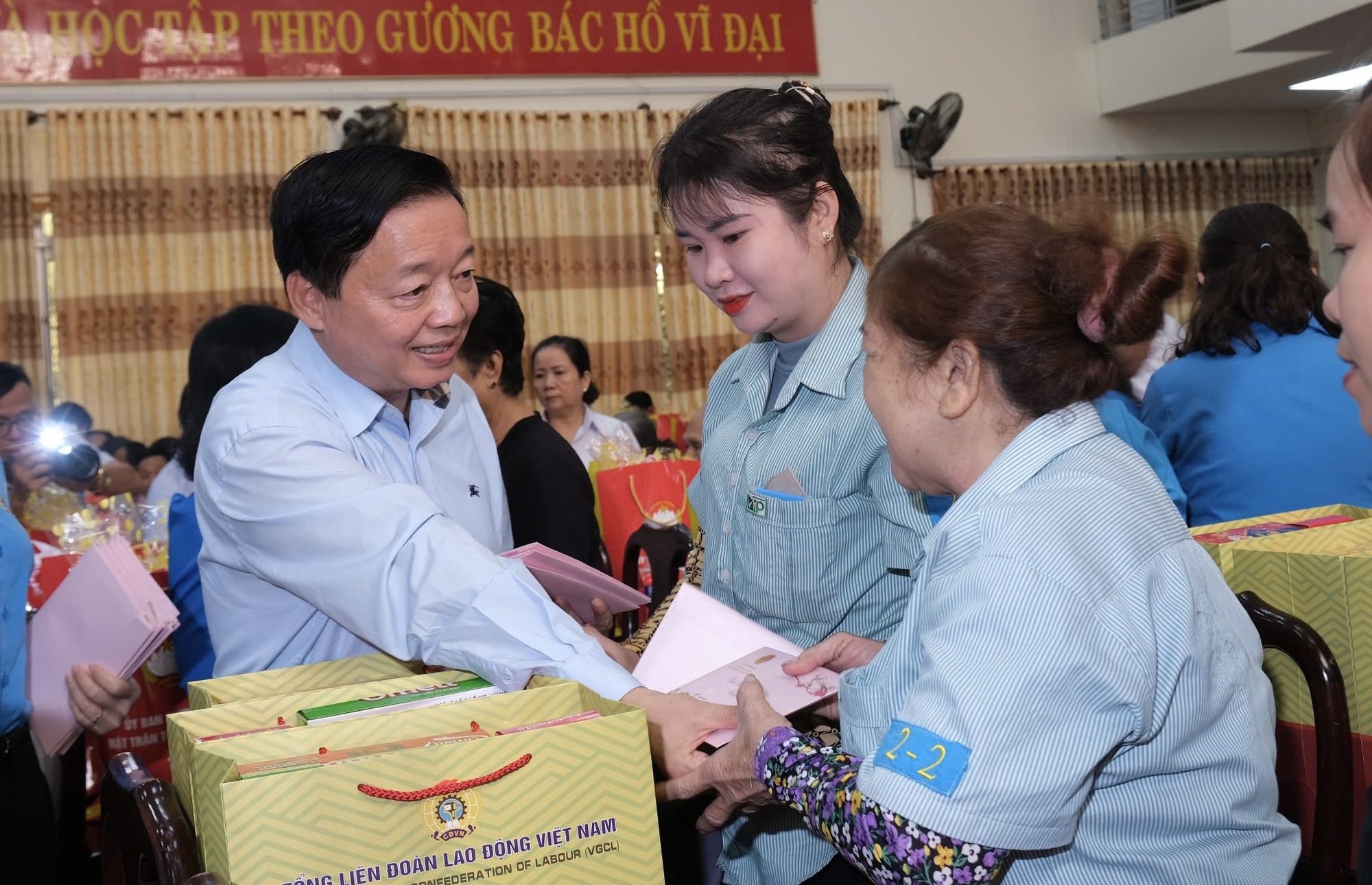 Phó thủ tướng Trần Hồng Hà thăm, tặng quà công nhân, người dân tại Long Thành- Ảnh 5. Phó thủ tướng Trần Hồng Hà thăm, tặng quà công nhân, người dân tại Long Thành- Ảnh 5.