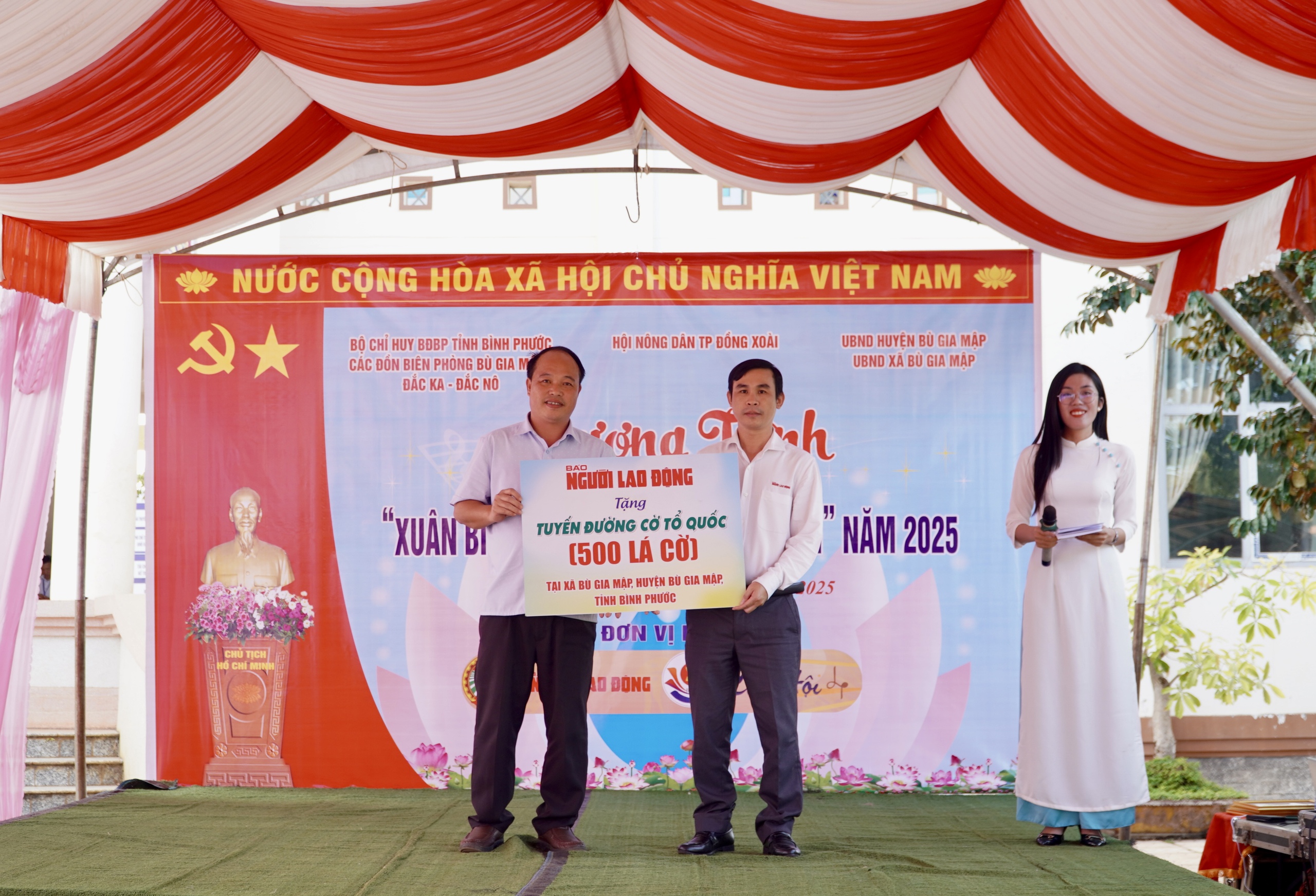 Báo Người Lao Động trao tặng cờ Tổ quốc, học bổng cho học sinh thiểu số ở Bình Phước- Ảnh 2. Báo Người Lao Động trao tặng cờ Tổ quốc, học bổng cho học sinh thiểu số ở Bình Phước- Ảnh 2.