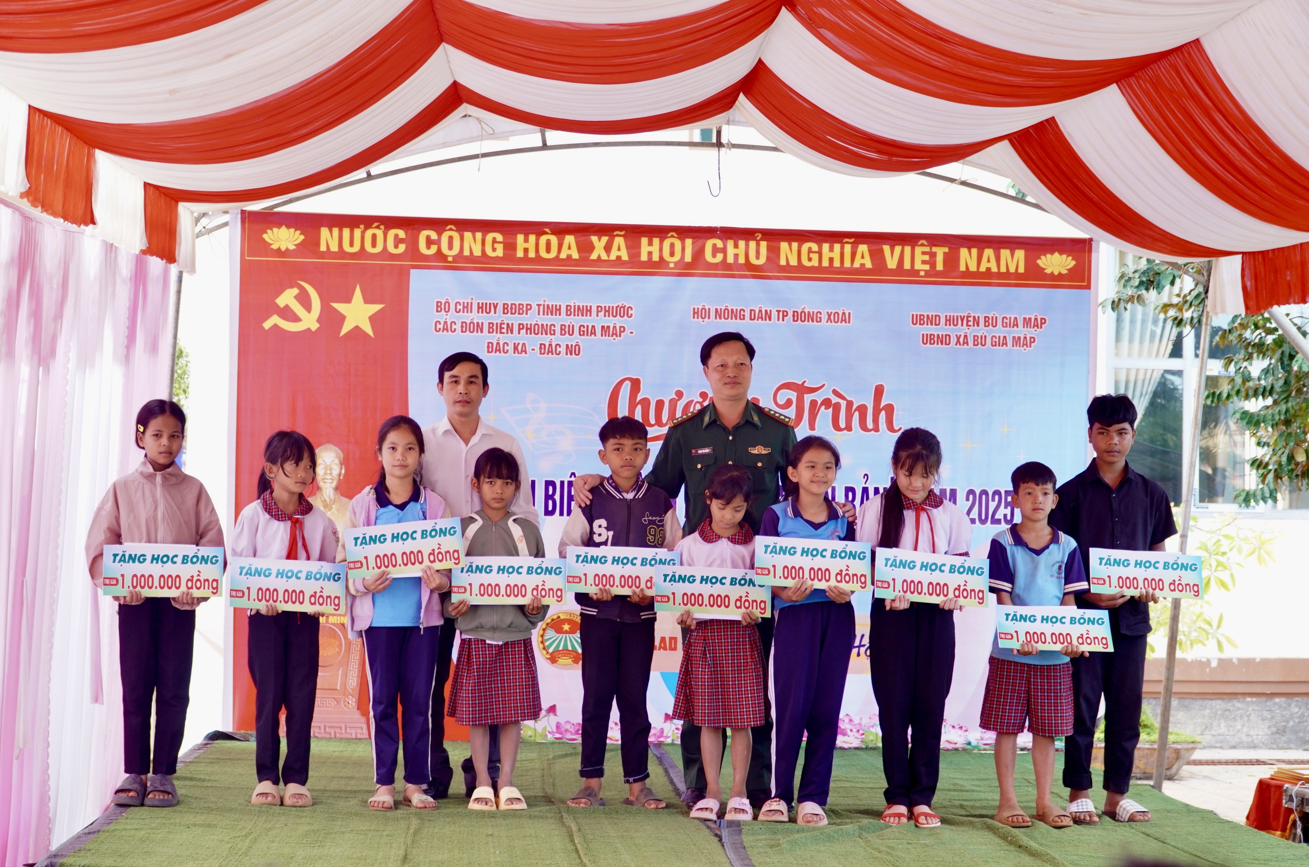 Báo Người Lao Động trao tặng cờ Tổ quốc, học bổng cho học sinh thiểu số ở Bình Phước- Ảnh 3. Báo Người Lao Động trao tặng cờ Tổ quốc, học bổng cho học sinh thiểu số ở Bình Phước- Ảnh 3.