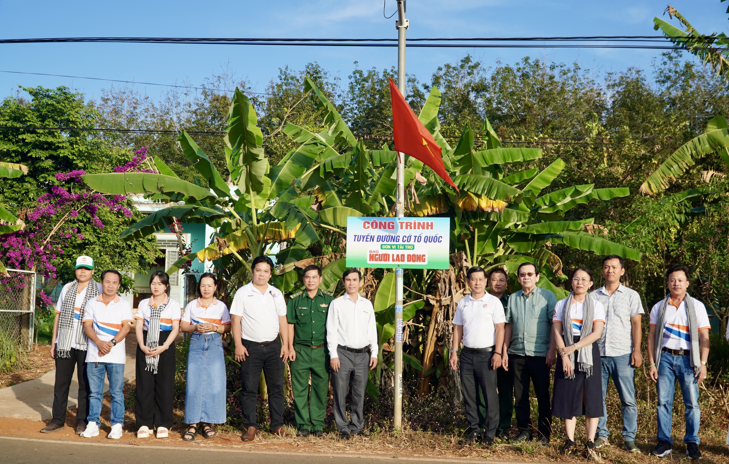 Báo Người Lao Động trao tặng cờ Tổ quốc, học bổng cho học sinh thiểu số ở Bình Phước- Ảnh 4. Báo Người Lao Động trao tặng cờ Tổ quốc, học bổng cho học sinh thiểu số ở Bình Phước- Ảnh 4.