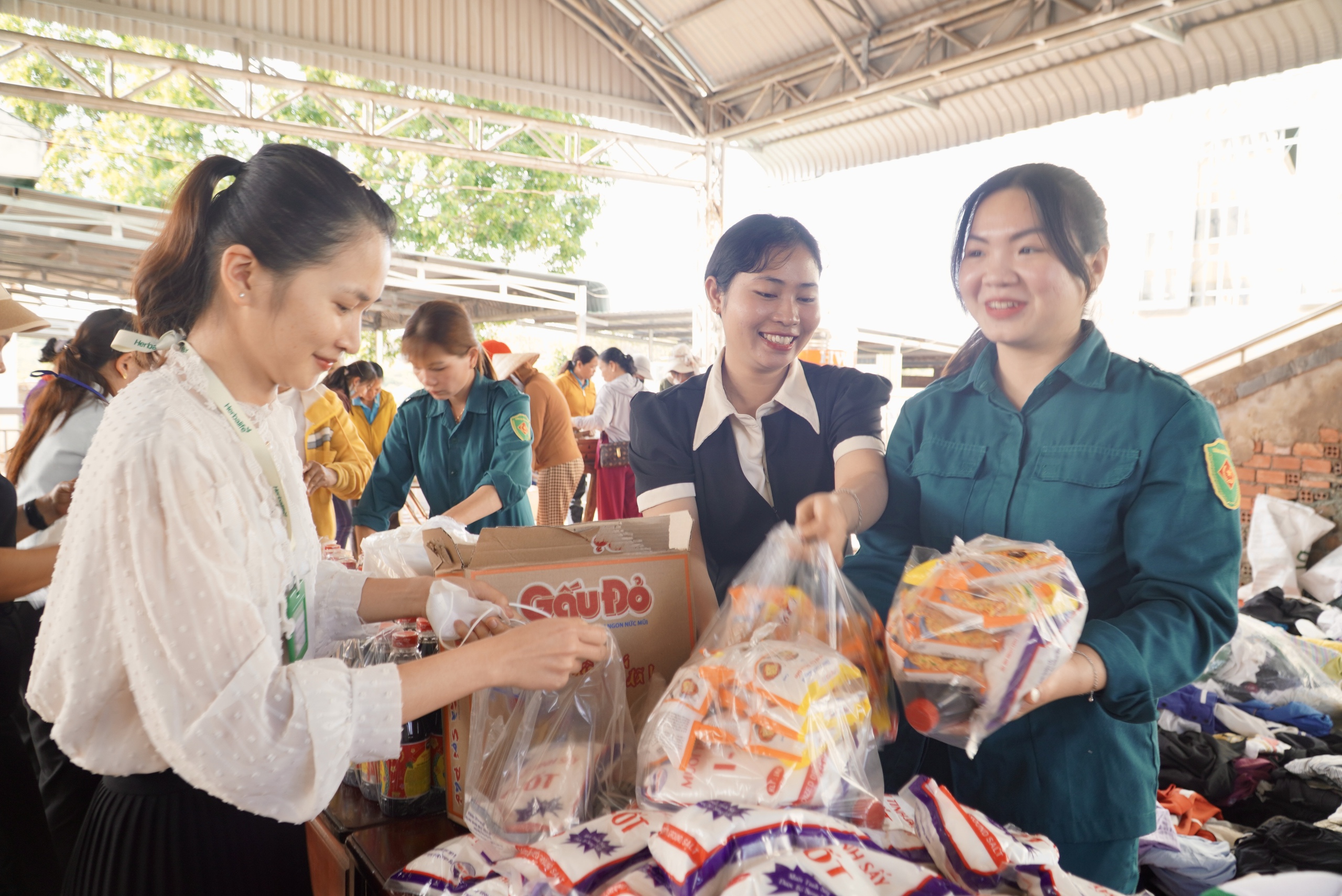 Báo Người Lao Động trao tặng cờ Tổ quốc, học bổng cho học sinh thiểu số ở Bình Phước- Ảnh 5. Báo Người Lao Động trao tặng cờ Tổ quốc, học bổng cho học sinh thiểu số ở Bình Phước- Ảnh 5.