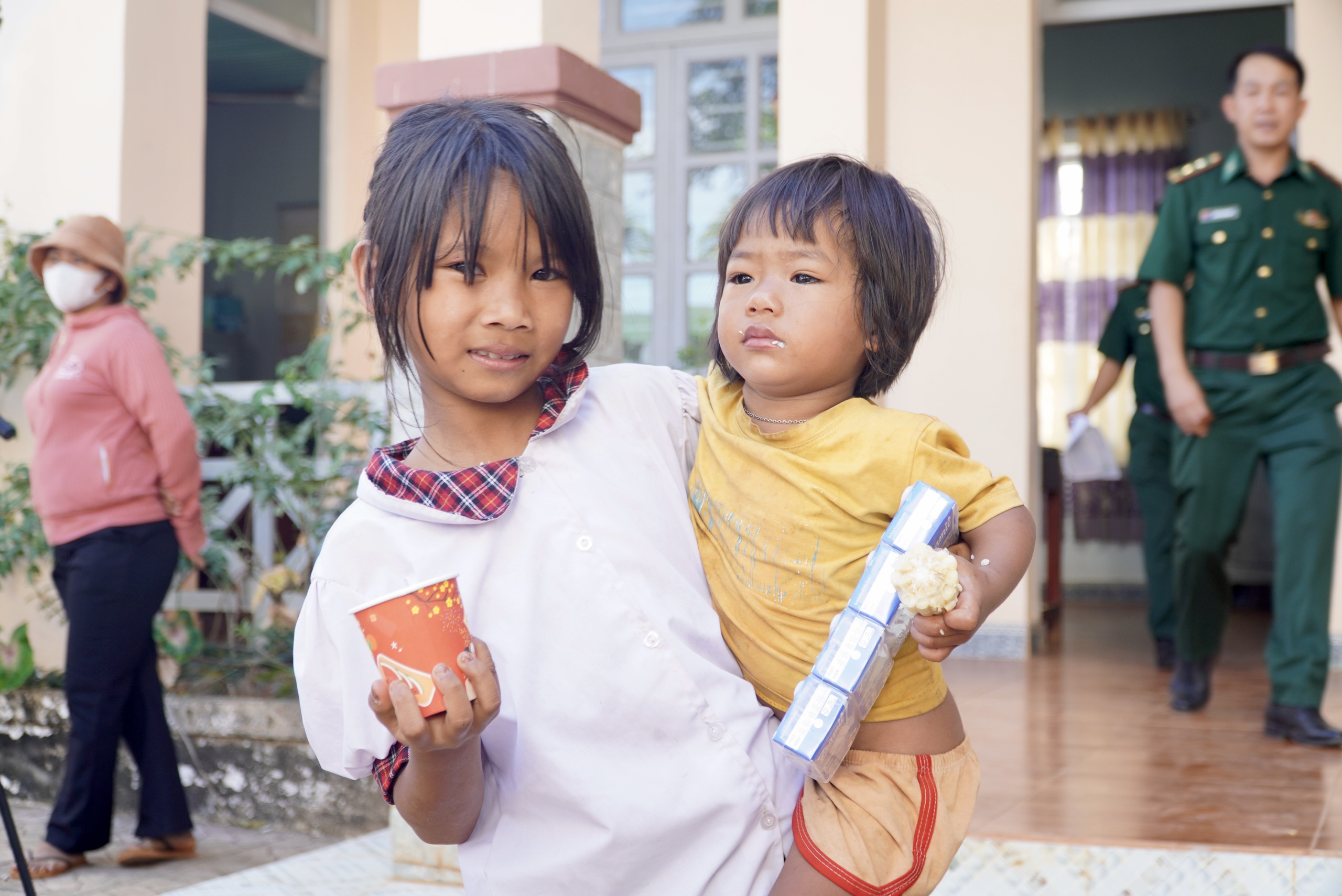 Báo Người Lao Động trao tặng cờ Tổ quốc, học bổng cho học sinh thiểu số ở Bình Phước- Ảnh 6. Báo Người Lao Động trao tặng cờ Tổ quốc, học bổng cho học sinh thiểu số ở Bình Phước- Ảnh 6.