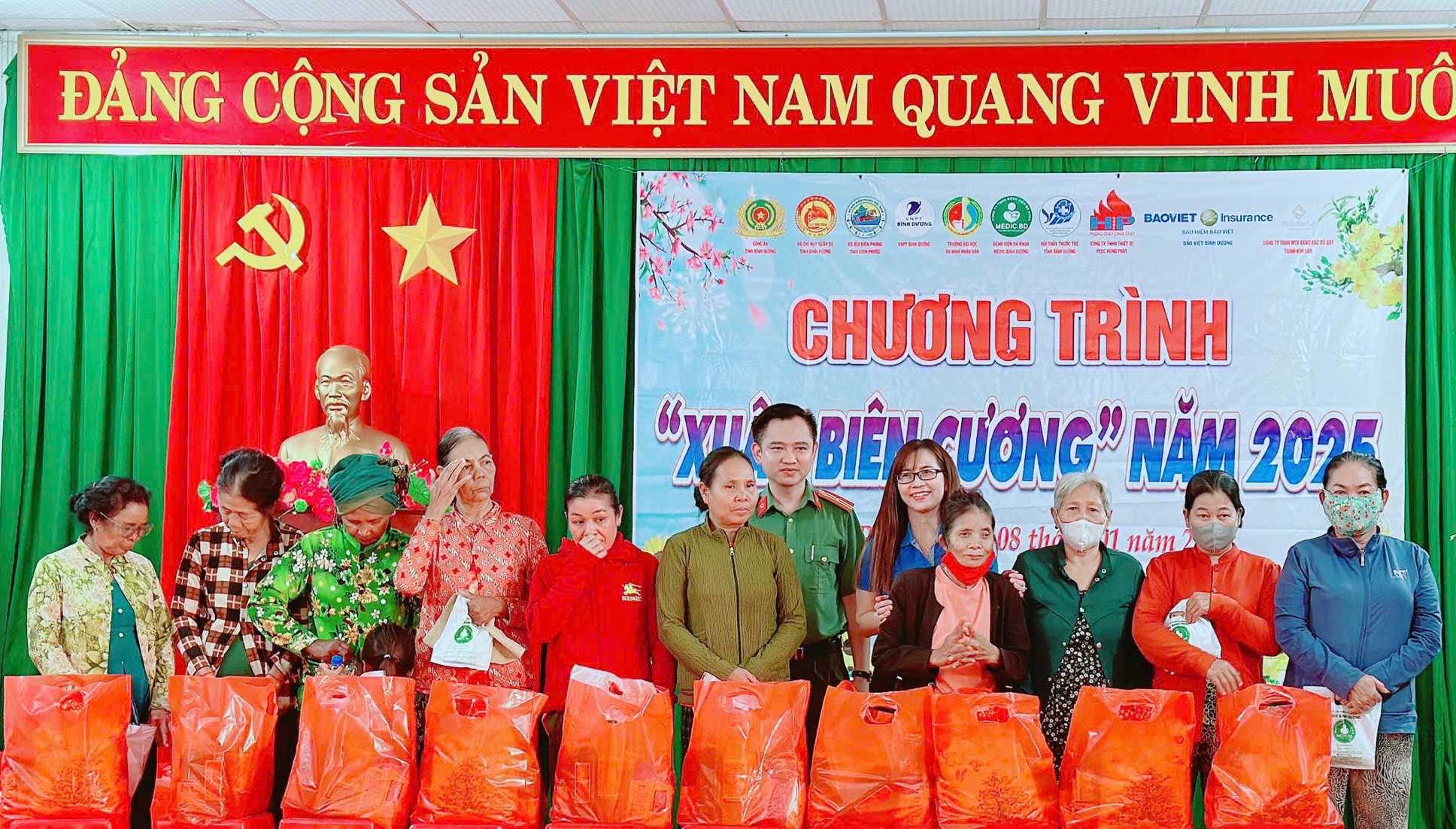 Báo Người Lao Động trao tặng cờ Tổ quốc, học bổng cho học sinh thiểu số ở Bình Phước- Ảnh 7. Báo Người Lao Động trao tặng cờ Tổ quốc, học bổng cho học sinh thiểu số ở Bình Phước- Ảnh 7.