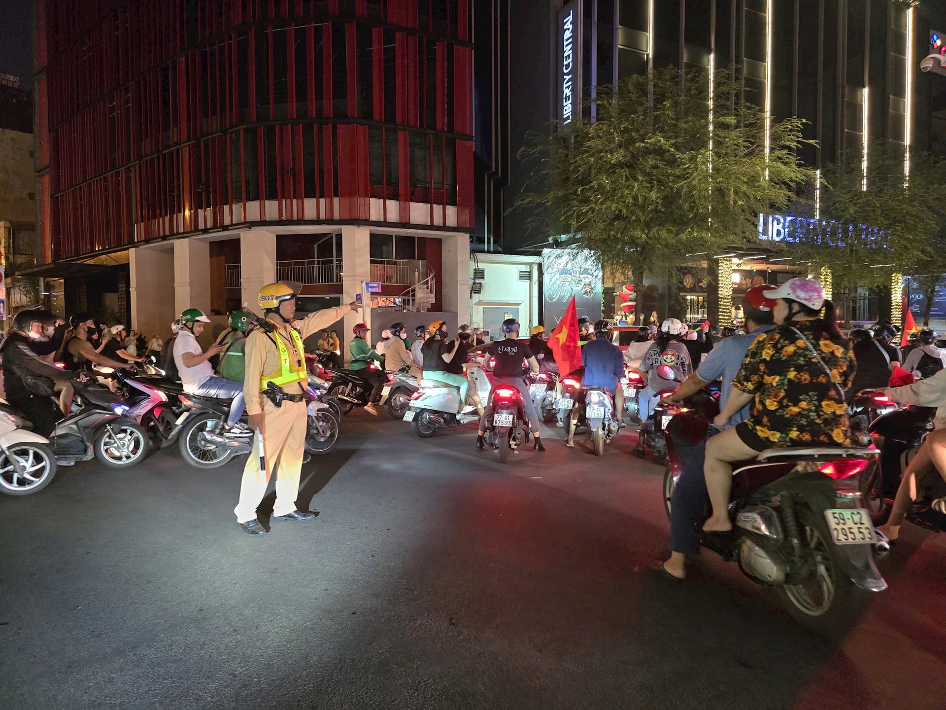 TP.HCM: 87 hình ảnh vi phạm giao thông chuyển cho CSGT trong 2 tuần- Ảnh 3. TP.HCM: 87 hình ảnh vi phạm giao thông chuyển cho CSGT trong 2 tuần- Ảnh 3.
