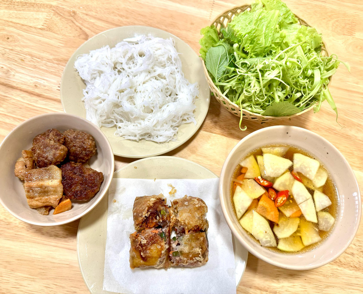 Quán Bún chả 29 có gì mà khiến Trấn Thành phải giới thiệu ngay dù không có 'cát sê'? - Ảnh 2. Quán Bún chả 29 có gì mà khiến Trấn Thành phải giới thiệu ngay dù không có 'cát sê'? - Ảnh 2.