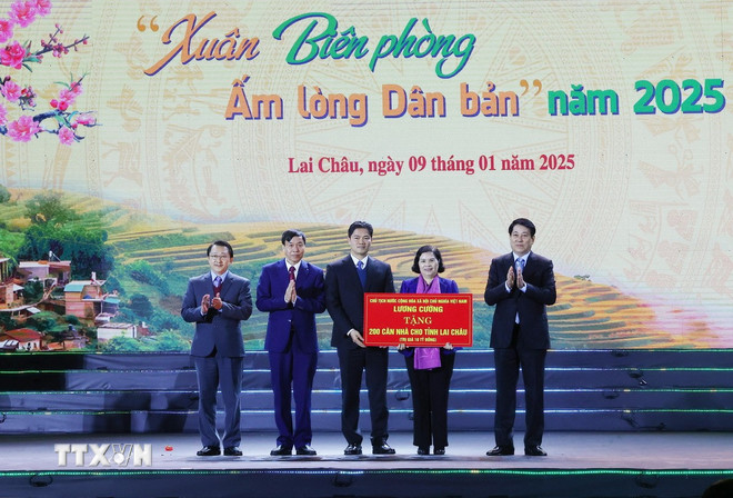 Chủ tịch nước Lương Cường trao tượng trưng tặng 200 căn nhà cho nhân dân tỉnh Lai Châu. (Ảnh: Lâm Khánh/TTXVN) ttxvn-luong-cuong-xuan-bien-gioi-7.jpg