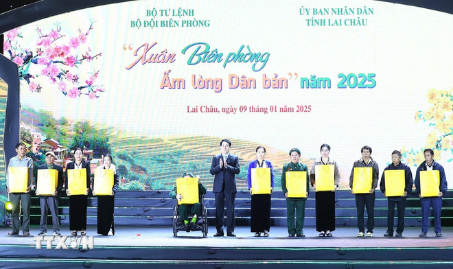 Chủ tịch nước Lương Cường tặng quà các hộ nghèo xã Pa Tần, huyện Sìn Hồ, tỉnh Lai Châu. (Ảnh: Lâm Khánh/TTXVN) ttxvn-luong-cuong-xuan-bien-gioi-9.jpg