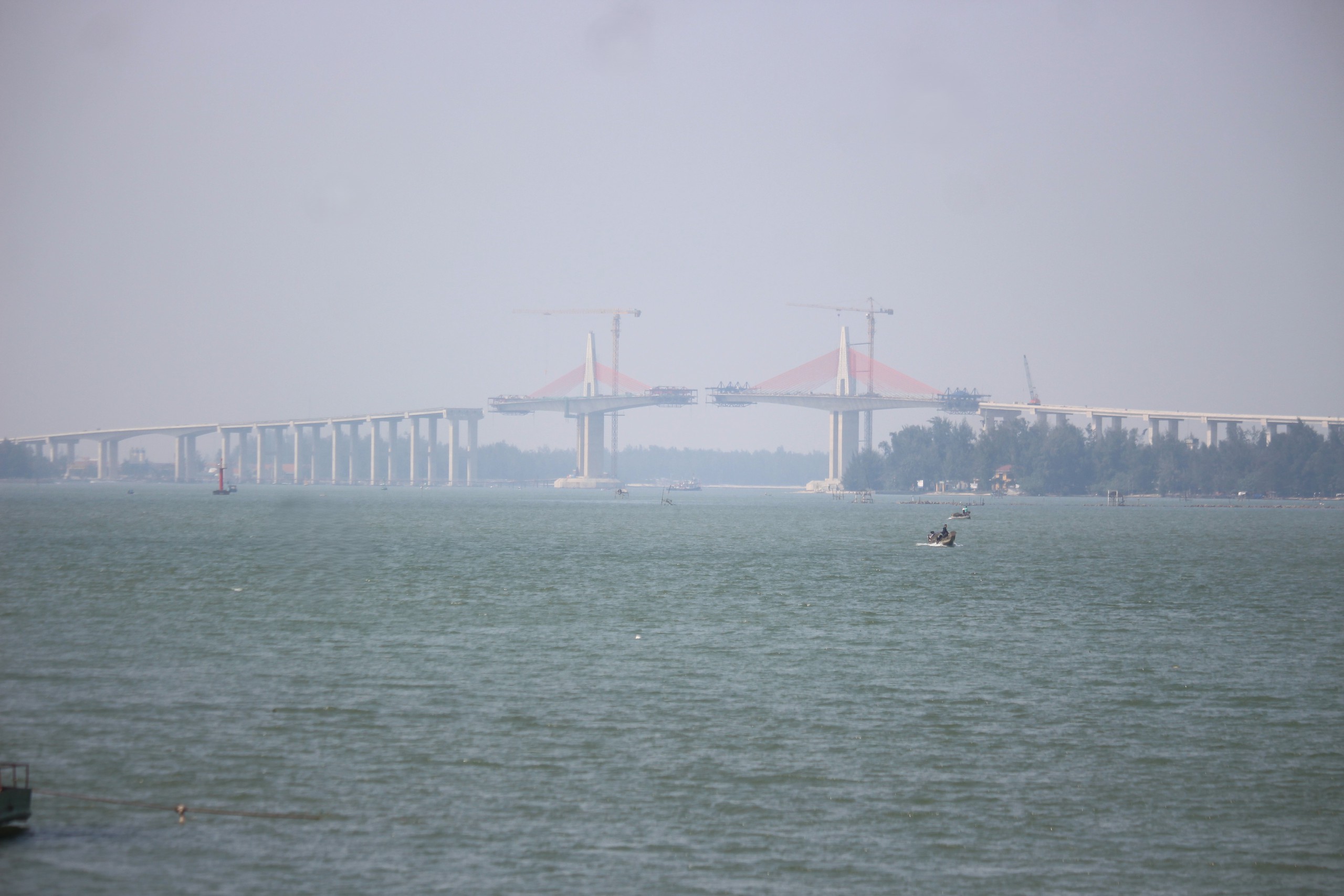 Chốt thời gian hợp long cầu dài 2,3km qua cửa biển ở TP Huế- Ảnh 2. Chốt thời gian hợp long cầu dài 2,3km qua cửa biển ở TP Huế- Ảnh 2.