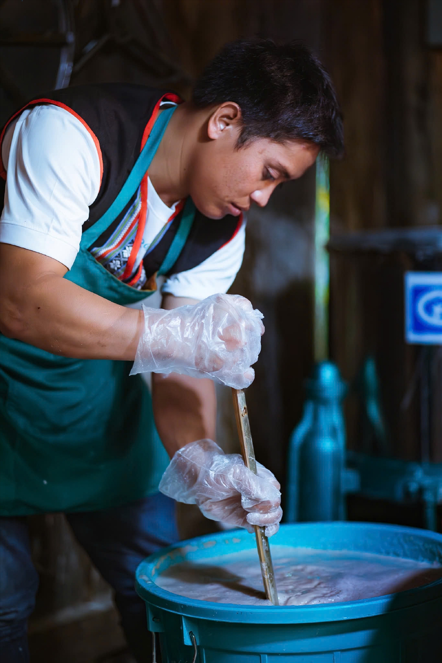 Đồng bào ngâm gạo để chuẩn bị xay gạo làm bún. Đồng bào ngâm gạo để chuẩn bị xay gạo làm bún.