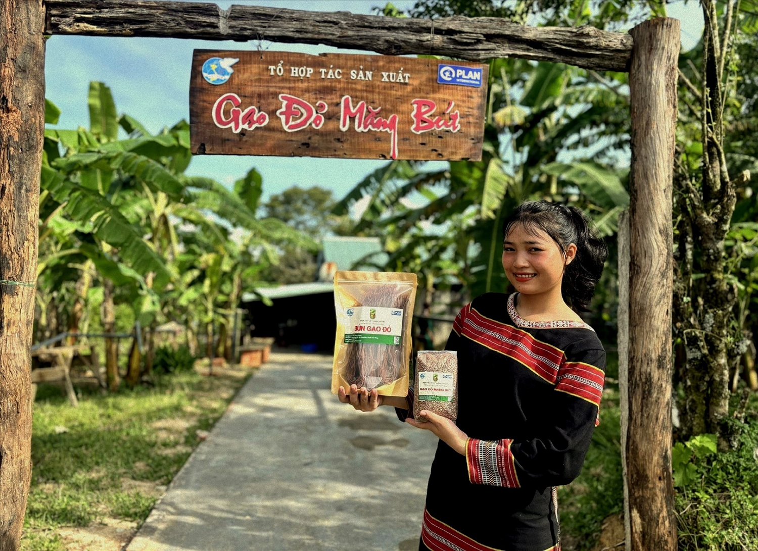 Sản phẩm bún gạo đỏ Măng Bút được người tiêu dùng ưa chuộng, tạo được sinh kế bền vững cho đồng bào. Sản phẩm bún gạo đỏ Măng Bút được người tiêu dùng ưa chuộng, tạo được sinh kế bền vững cho đồng bào.