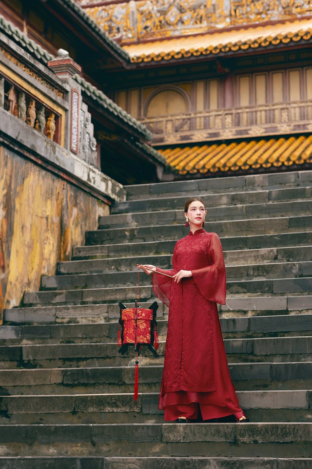 Lên đồ ngày xuân ‘chuẩn không cần chỉnh’ với sắc đỏ- Ảnh 3. Lên đồ ngày xuân ‘chuẩn không cần chỉnh’ với sắc đỏ- Ảnh 3.