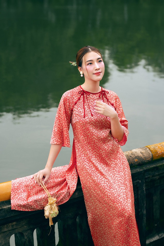 Lên đồ ngày xuân ‘chuẩn không cần chỉnh’ với sắc đỏ- Ảnh 4. Lên đồ ngày xuân ‘chuẩn không cần chỉnh’ với sắc đỏ- Ảnh 4.