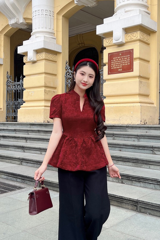 Lên đồ ngày xuân ‘chuẩn không cần chỉnh’ với sắc đỏ- Ảnh 6. Lên đồ ngày xuân ‘chuẩn không cần chỉnh’ với sắc đỏ- Ảnh 6.