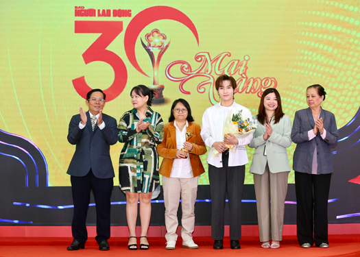Đạo diễn Nguyễn Hoàng Anh (thứ 3 từ phải qua) Đạo diễn Nguyễn Hoàng Anh (thứ 3 từ phải qua)