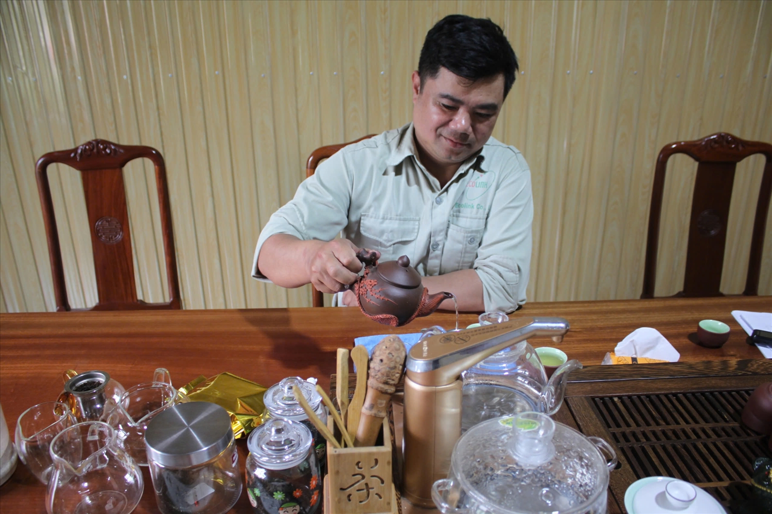 Anh Phạm Quang Thận, người chắp cánh thương hiệu chè Shan tuyết Bản Liền - Bắc Hà vươn tấm thế giới. Anh Phạm Quang Thận, người chắp cánh thương hiệu chè Shan tuyết Bản Liền - Bắc Hà vươn tấm thế giới.