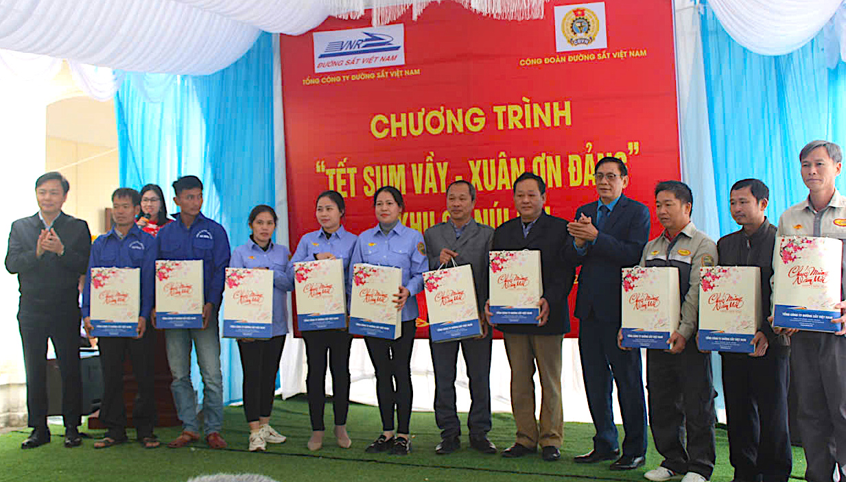 Đường sắt tổ chức “Tết sum vầy” sớm cho gần 300 khu ga- Ảnh 1. Đường sắt tổ chức “Tết sum vầy” sớm cho gần 300 khu ga- Ảnh 1.