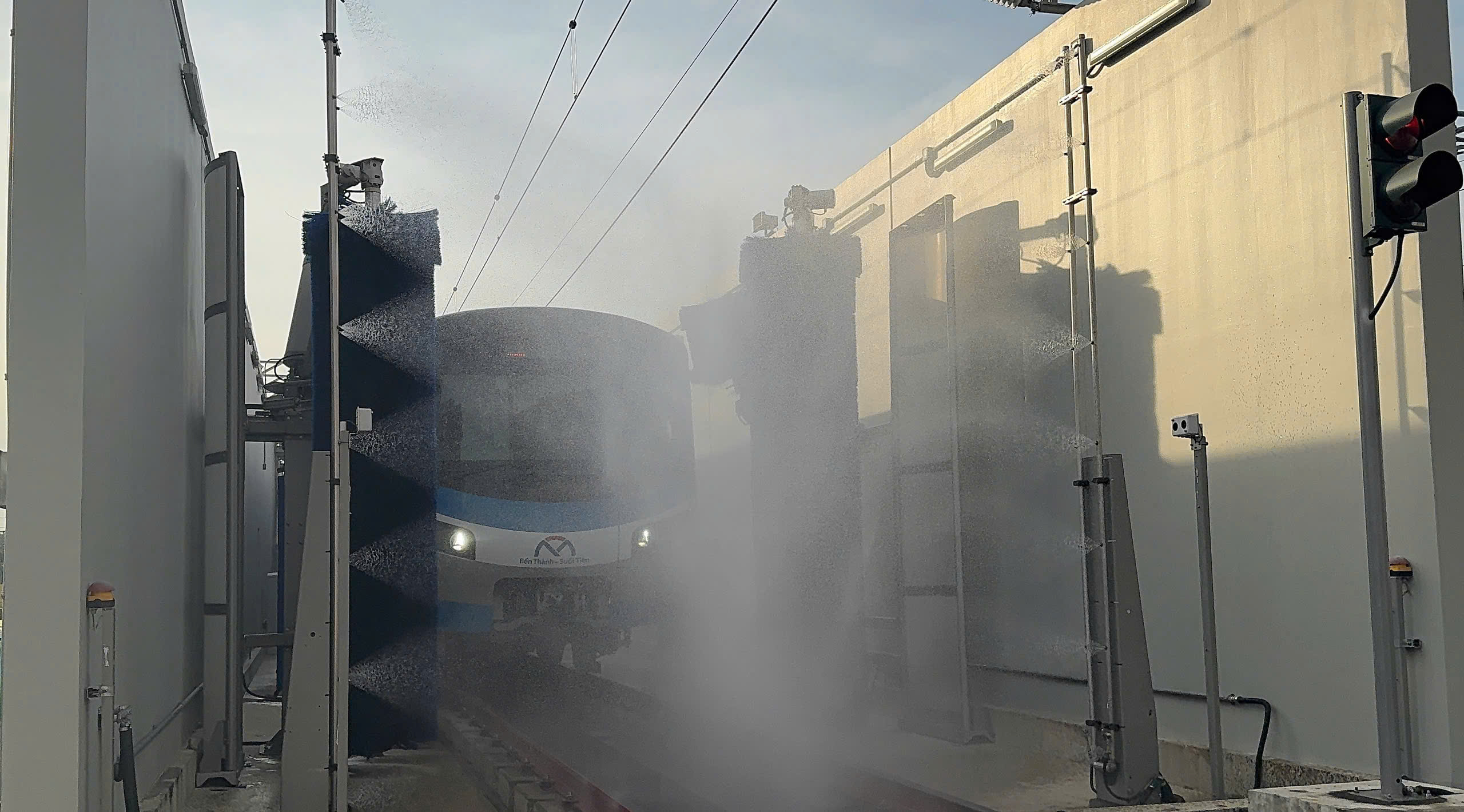 Chỉ mất 15 phút, metro số 1 rửa tàu như thế nào?- Ảnh 2. Chỉ mất 15 phút, metro số 1 rửa tàu như thế nào?- Ảnh 2.