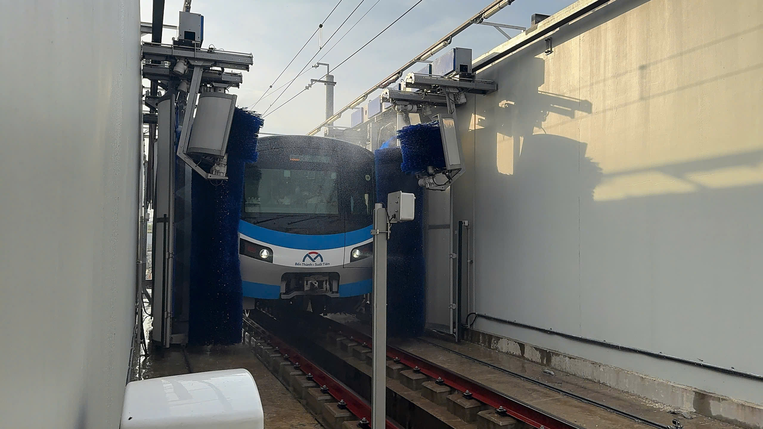 Chỉ mất 15 phút, metro số 1 rửa tàu như thế nào?- Ảnh 3. Chỉ mất 15 phút, metro số 1 rửa tàu như thế nào?- Ảnh 3.