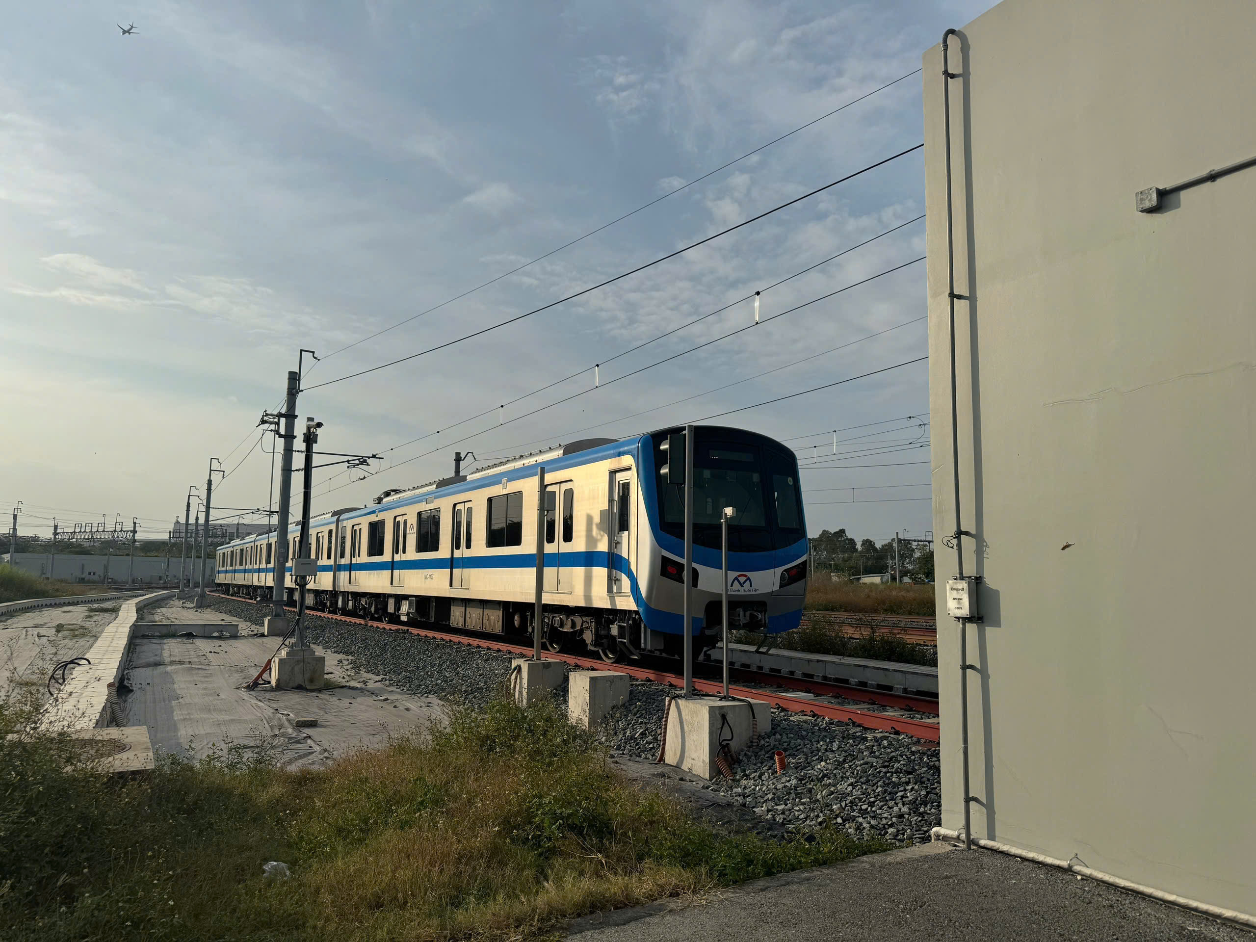 Chỉ mất 15 phút, metro số 1 rửa tàu như thế nào?- Ảnh 4. Chỉ mất 15 phút, metro số 1 rửa tàu như thế nào?- Ảnh 4.