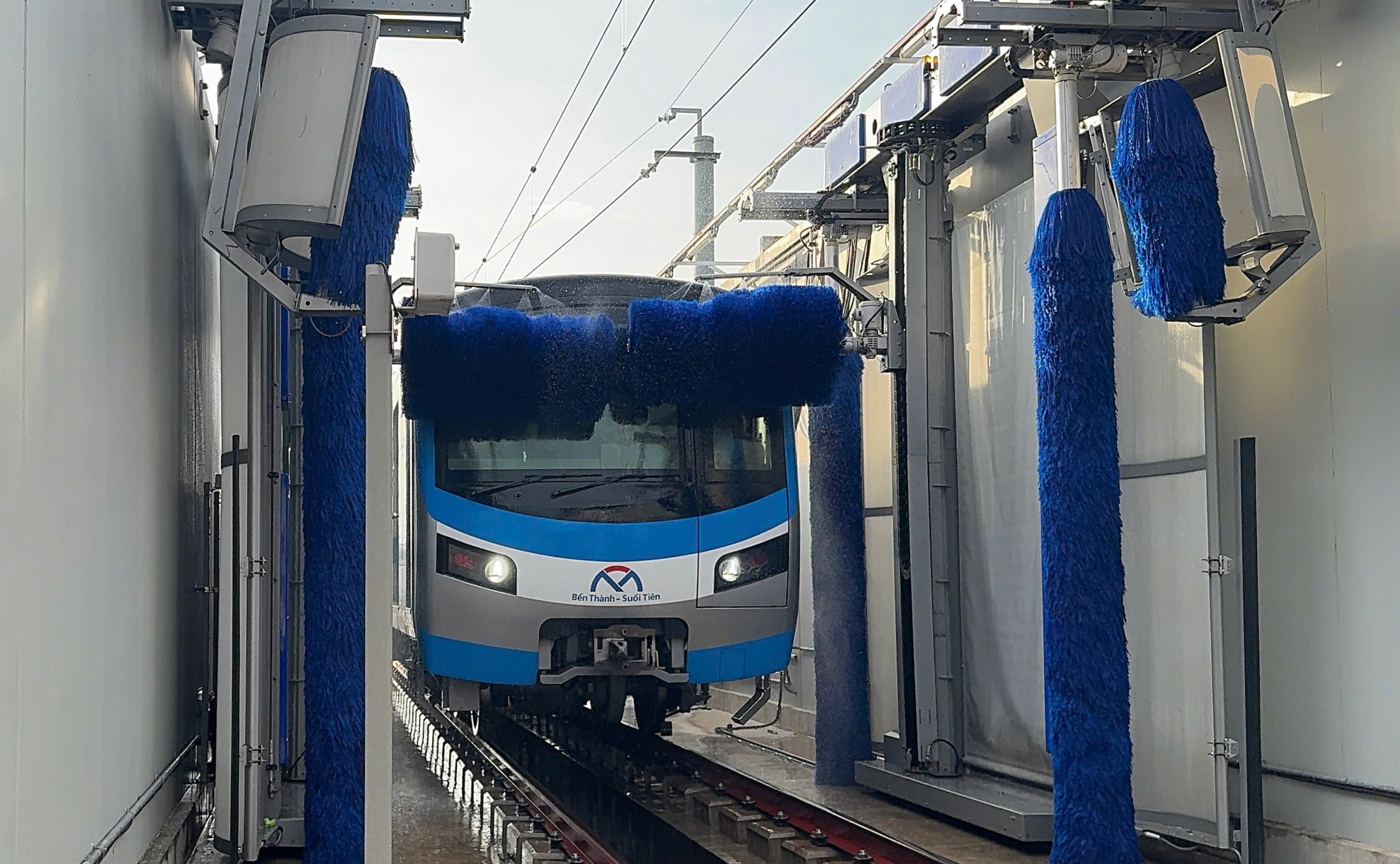 Chỉ mất 15 phút, metro số 1 rửa tàu như thế nào?- Ảnh 5. Chỉ mất 15 phút, metro số 1 rửa tàu như thế nào?- Ảnh 5.