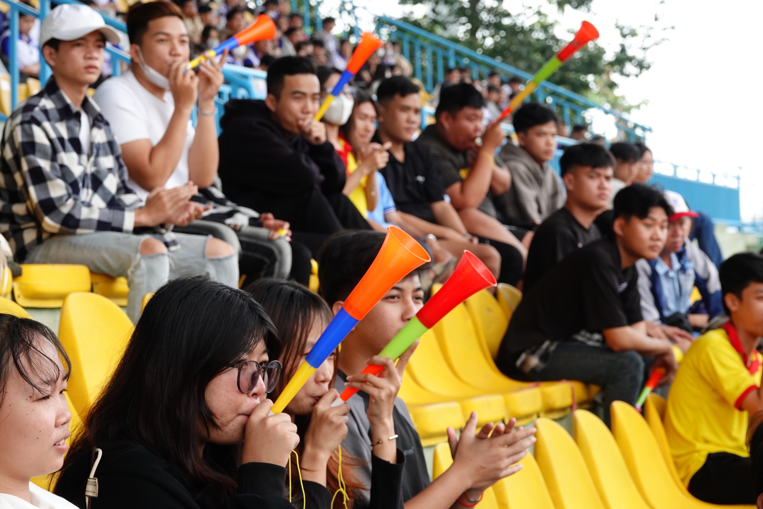 Trường ĐH Cửu Long nhận thưởng 'nóng' khi thắng đậm chủ nhà Trường ĐH Cần Thơ- Ảnh 3. Trường ĐH Cửu Long nhận thưởng 'nóng' khi thắng đậm chủ nhà Trường ĐH Cần Thơ- Ảnh 3.