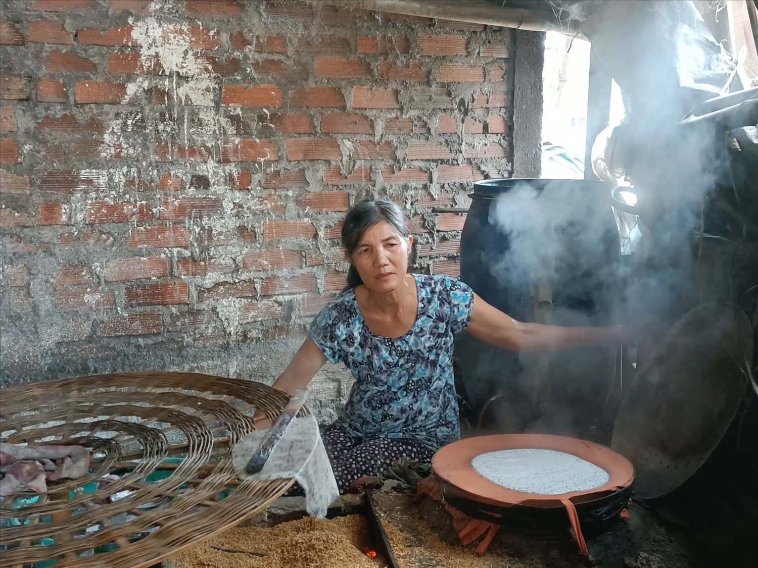 Những ngày này, các làng nghề bánh tráng luôn đỏ lửa Những ngày này, các làng nghề bánh tráng luôn đỏ lửa