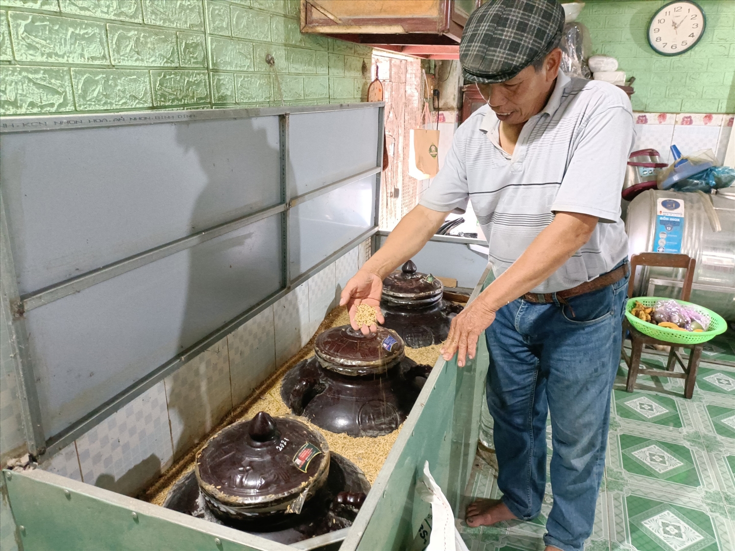 Ông Lê Văn Thưởng đang ủ rượu Bàu Đá để cung cấp cho khách hàng dịp Tết Ông Lê Văn Thưởng đang ủ rượu Bàu Đá để cung cấp cho khách hàng dịp Tết